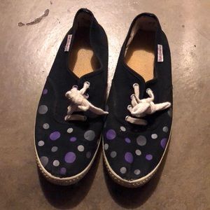 Victoria black sneakers purple gray dots size6